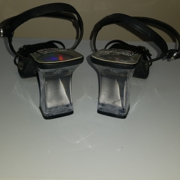 Retro Fun and Elegant Pumps size 9 - Picture 2 of 8